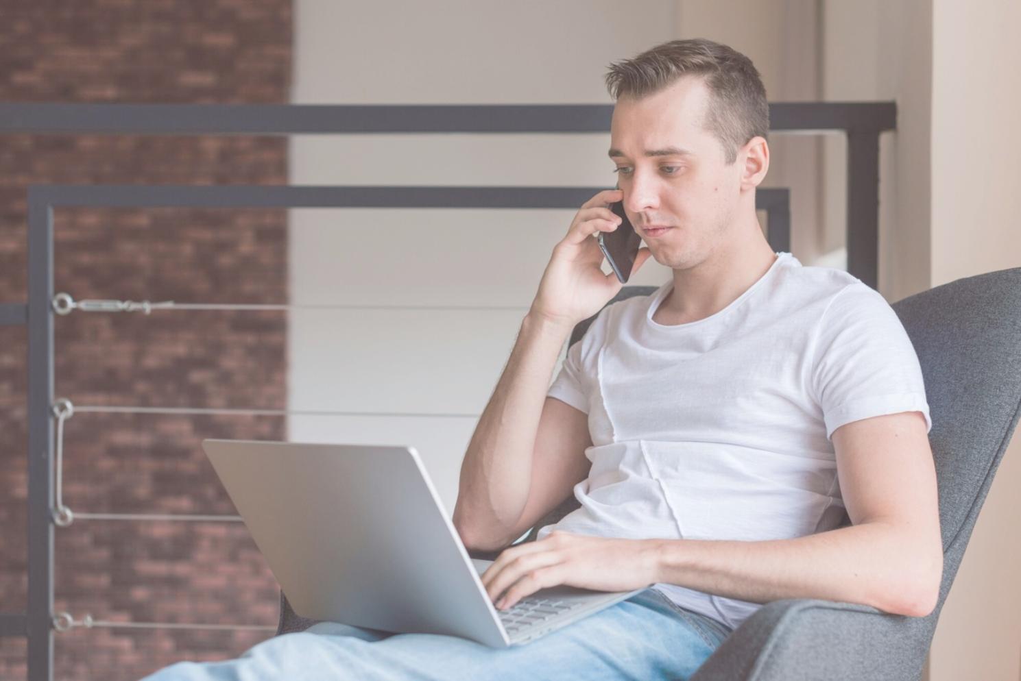 Environnement d'apprentissage collaboratif avec étudiants travaillant sur des projets entrepreneuriaux